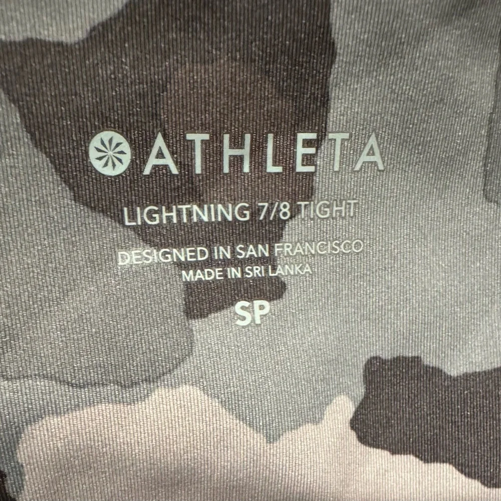 Athleta Lightening Green and Tan Camo 7/8 Legging Women’s Size Small